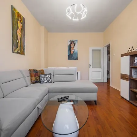 National Palace Of Culture View - Spacious 1-bd Flat * Sófia
